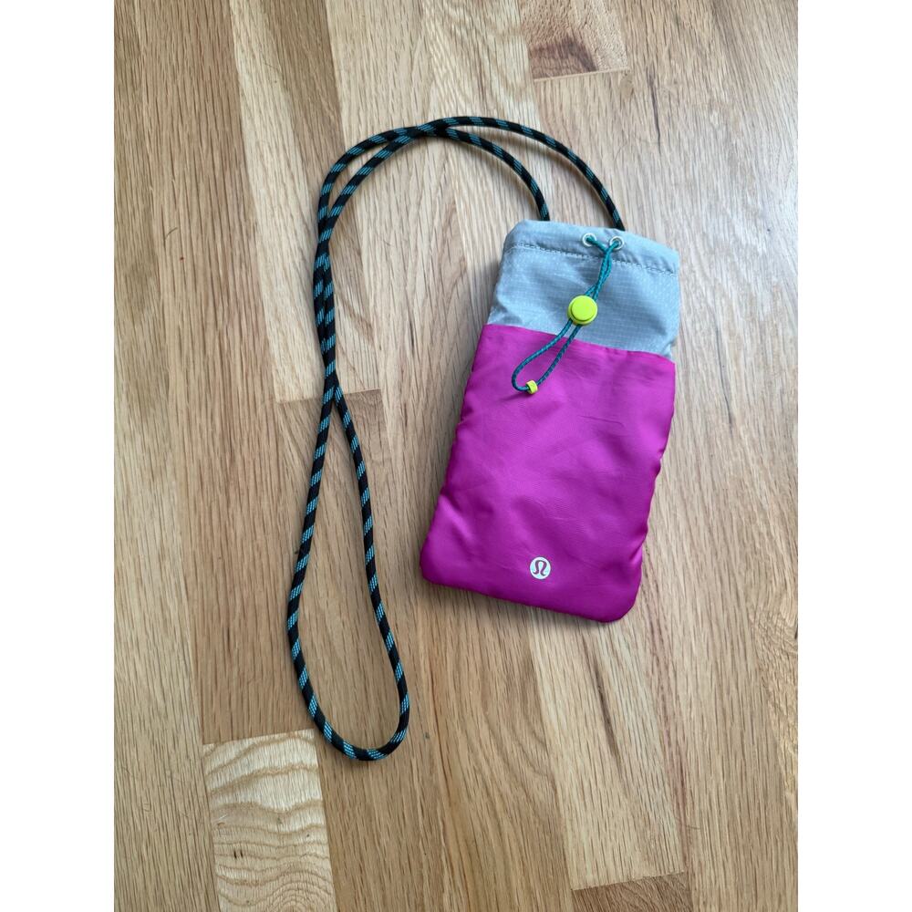 LULULEMON Play Forward Cross-Body Pouch - Hot Pink